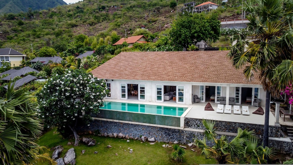 Villa Eden Roc by Alfred in Bali - Luxury Beachfront 3BR Villa With Infinity Pool Amed
