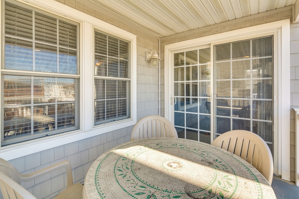 Walk to Beach: Wildwood Apt w/ Balcony!