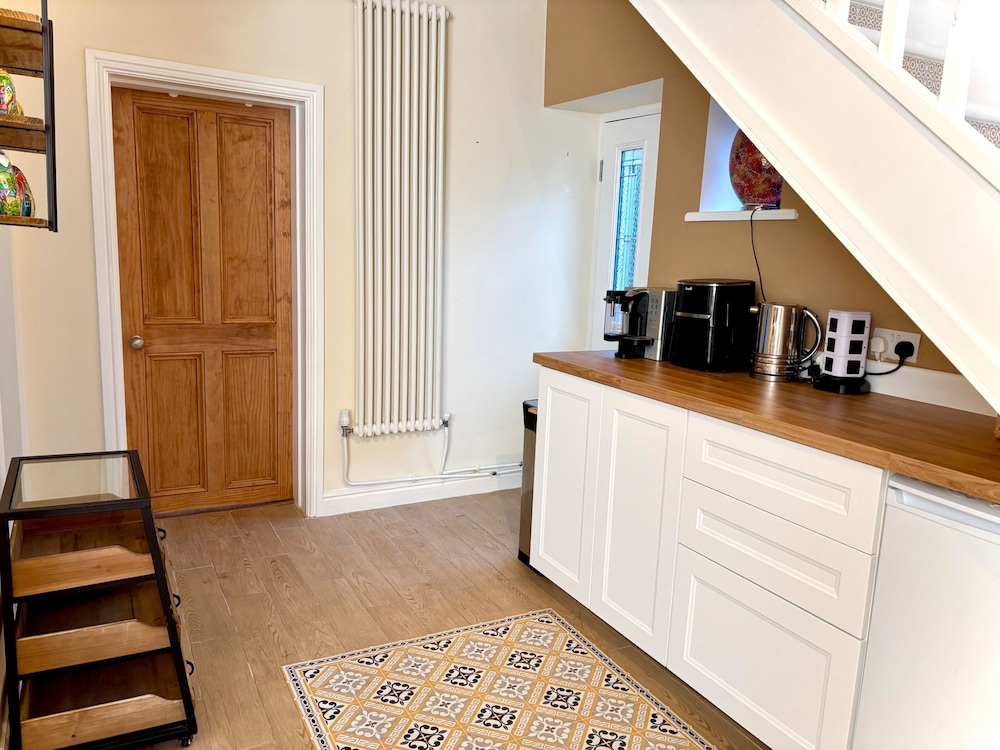 5 Guests - 2 Bedrooms - Free Parking - 1min Beach