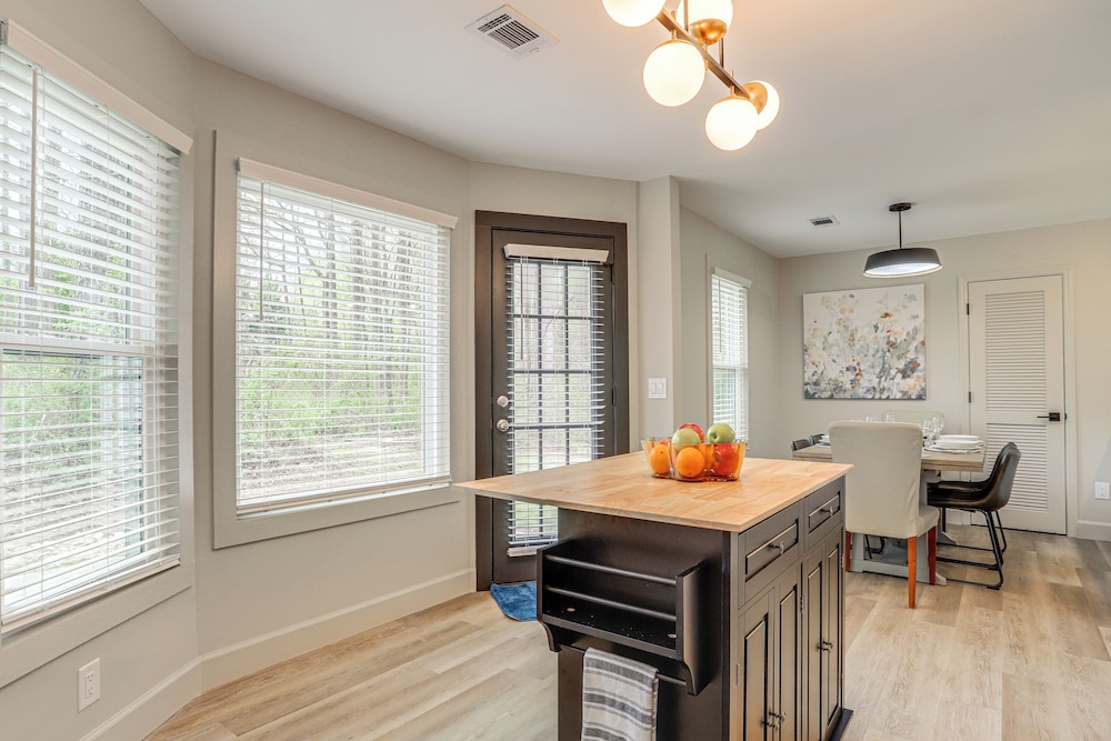 < 1 Mi to Main St & Amphitheater: Woodstock Home!