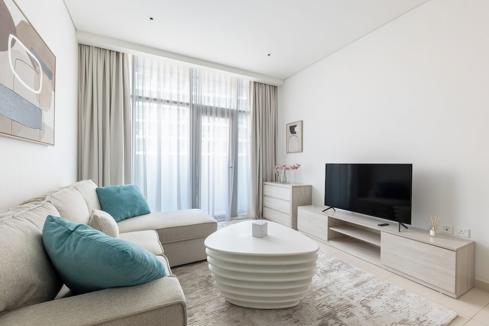Stylish One-Bedroom Oasis Palm Location