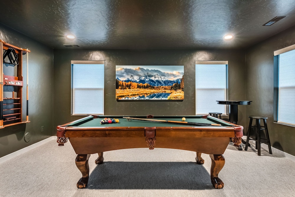 Spa Nights Game Room Fun Luxe 5BR Sleeps 17
