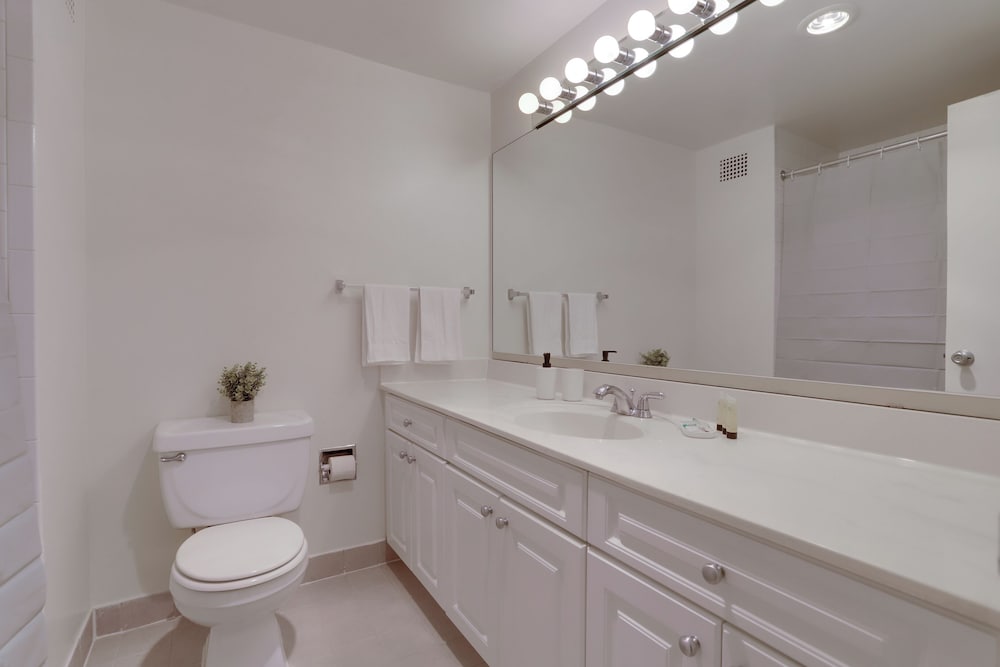 Modern Apt Near Airport in Cystal City