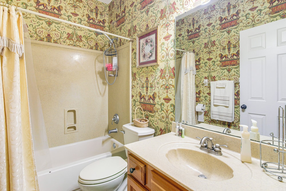 Family-friendly Gem w/ Home Office in Memphis
