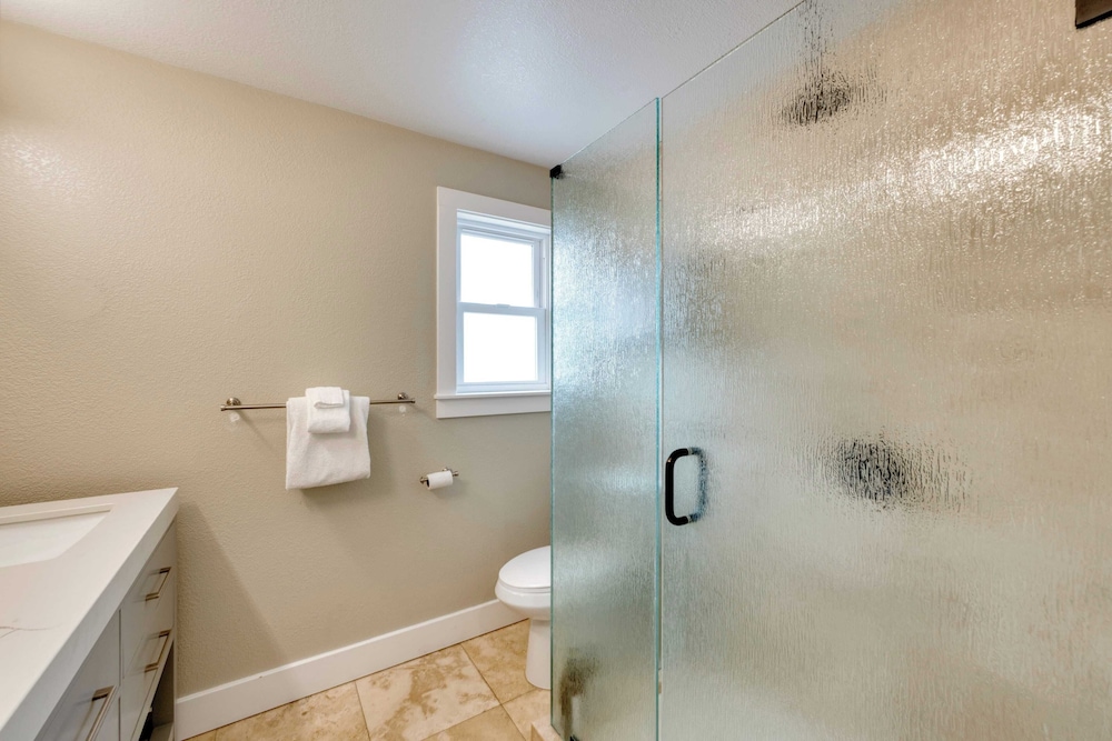 Chic Sonoma Oasis w/ Pool, Bocce, Hot Tub + Minutes to Downtown