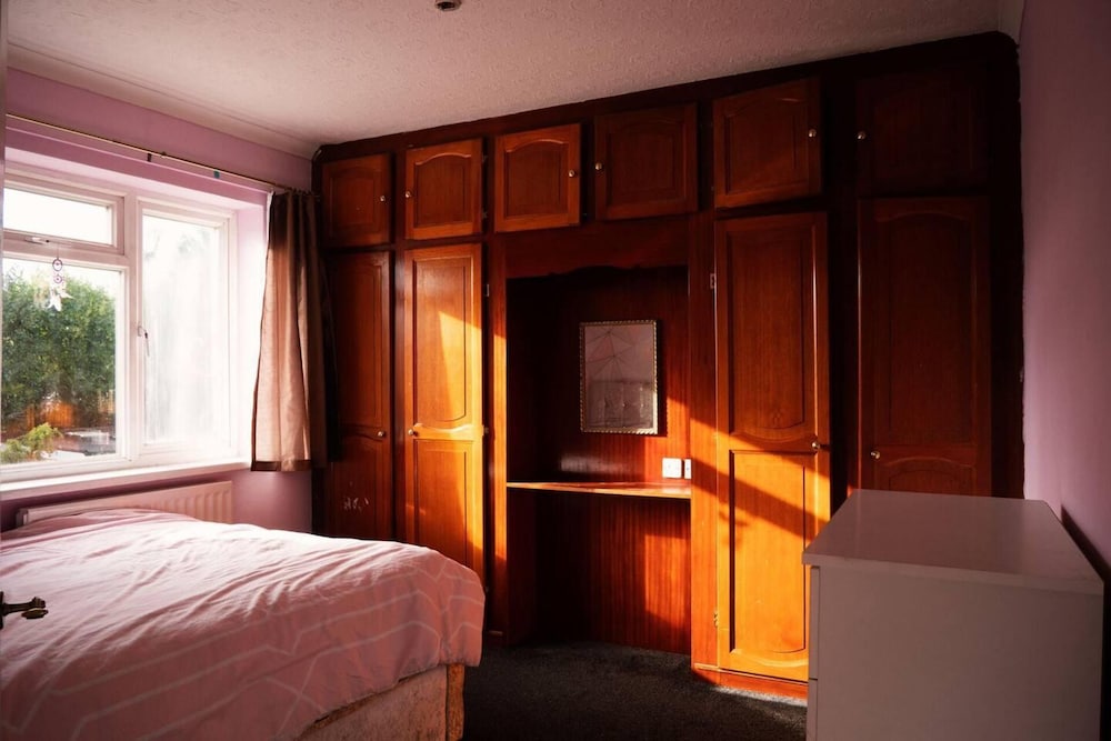 Captivating 3-bed House in Birmingham view 3