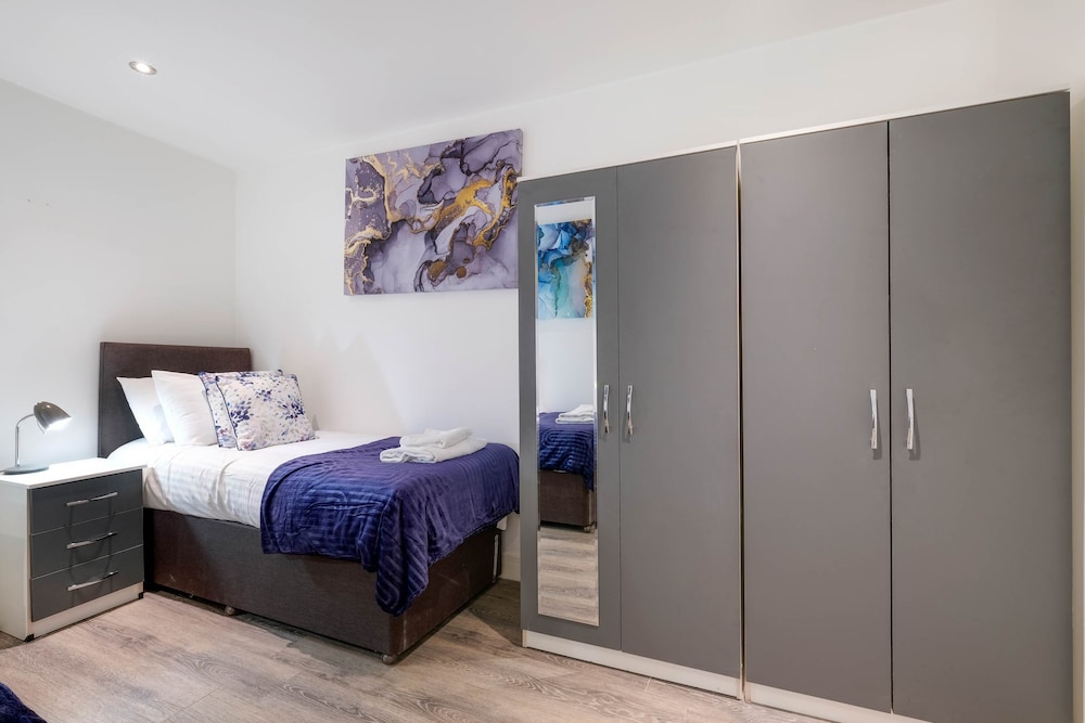 Reading Town Centre 1 and 2 Bdr Apts view 3