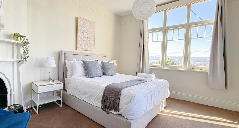 StayAU 2BR Home w/ Stunning Views in Tasmania