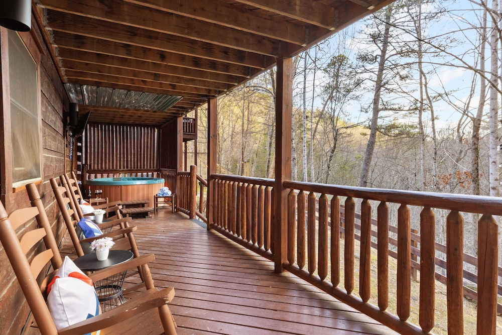 Riverbend Redesigned Cabin Hot Tub Firepit Billiards Mins to Pigeon Forge