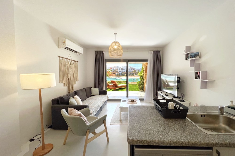 Xuru Stays I Lagoonfront Easy 1bdr @ Swan Lake El Gouna