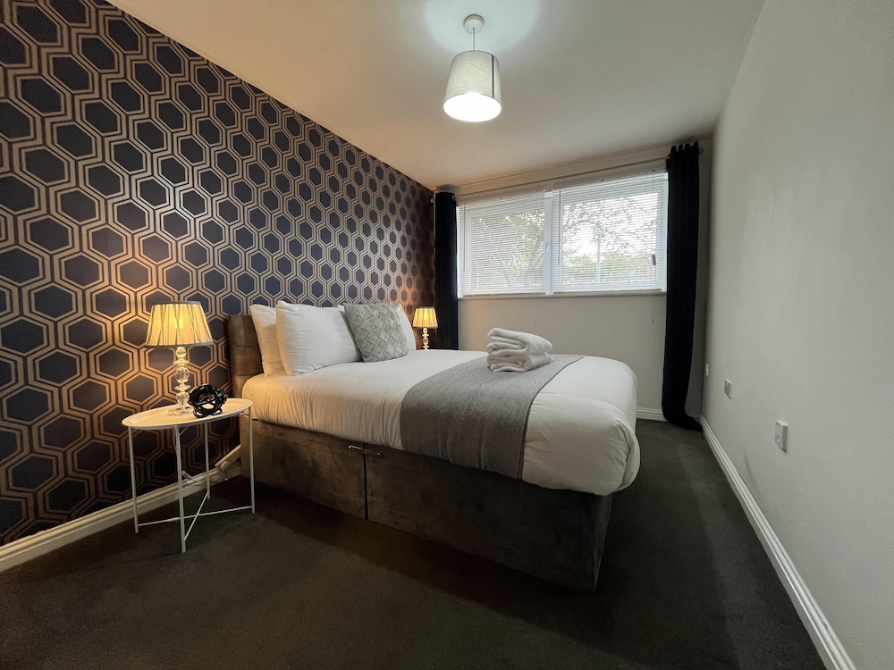 Modern Spacious Apartment in Private Grounds view 2