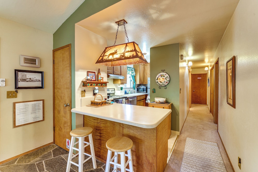 Quiet Truckee Retreat w/ Deck, 5 Mi to Donner Lake