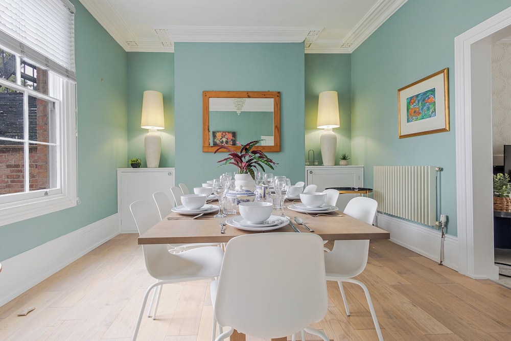 Elegant Townhouse&Basement in Leamington