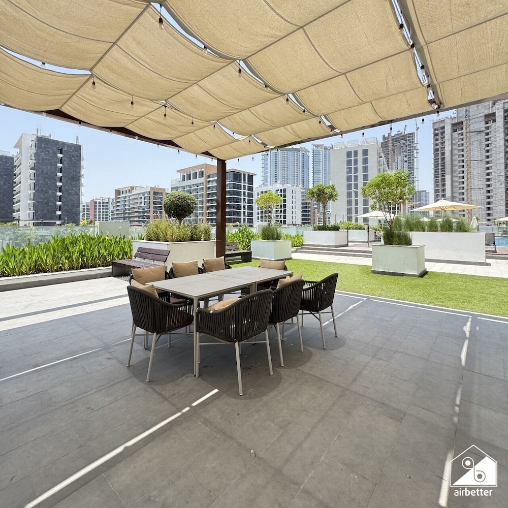 Tranquil 1BR Escape With Pool View in Meydan