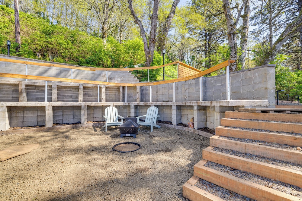 Walk to Winema Road Beach: Home w/ Hot Tub!