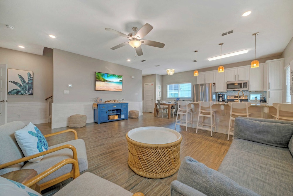Sleeps 33! 4 Condos, Walk to the Beach, Resort-style Pool, Endless Summer Resort