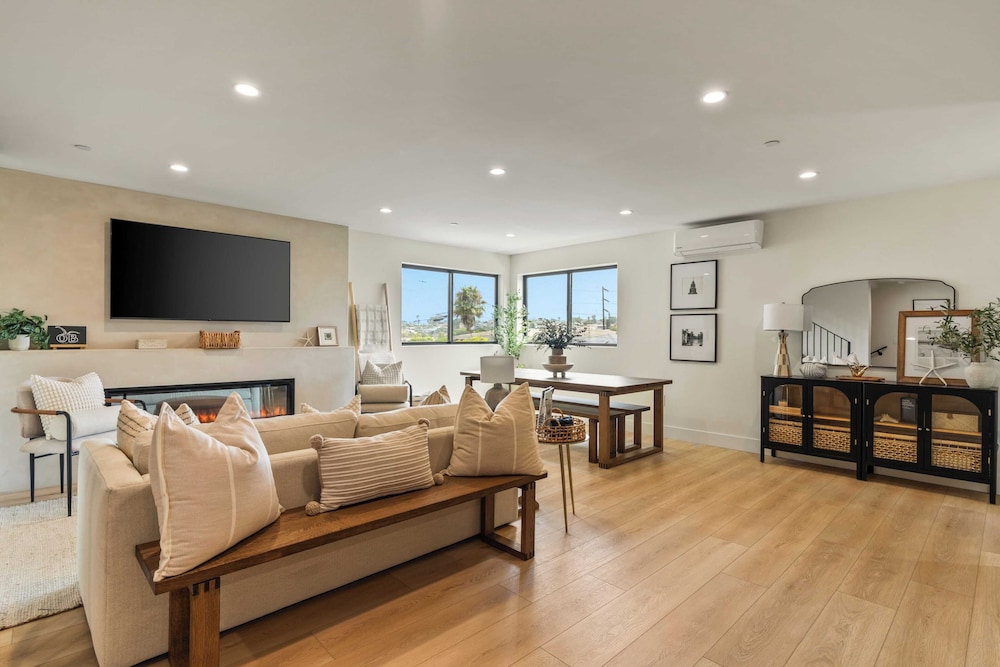 2 Homes in San Clemente by Avantstay Sleeps 26, Steps From Sunset Cliffs, Ocean Beach & Dining