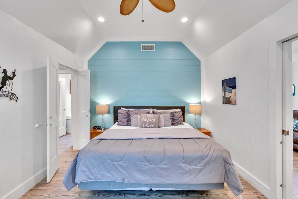 Sea-esta Completely Renovated 2 Story Home Only 1.5 Blocks To The Beach! 4 Bedroom Home by RedAwning