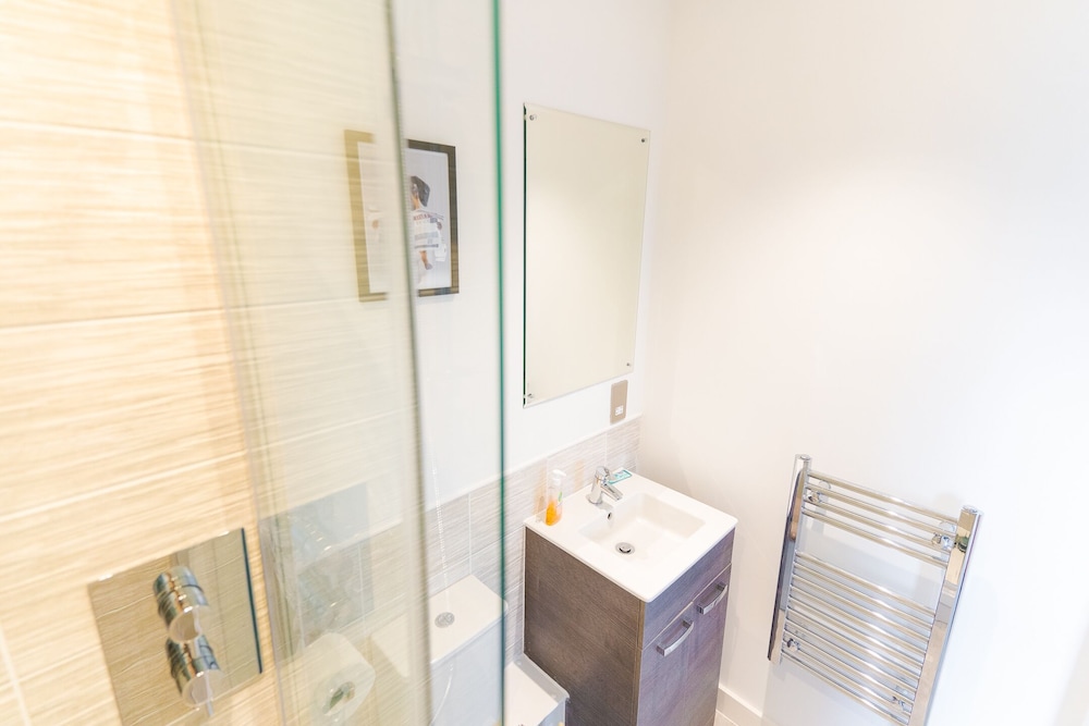 Modern Apartment in Salford, Manchester, UK view 5