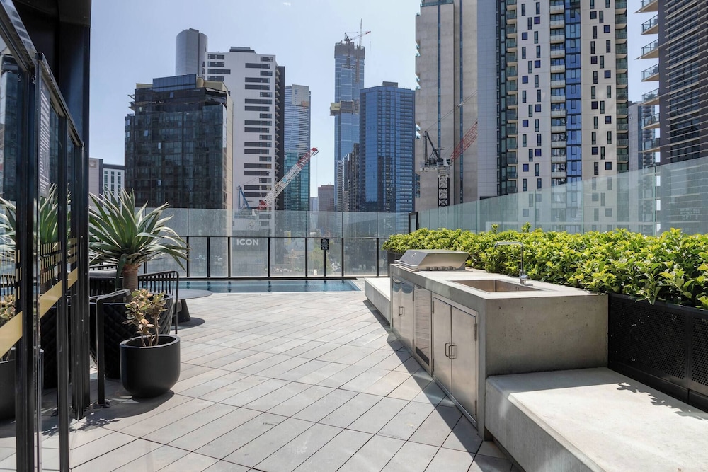 Southbank 2BR High City Views Enjoy Wine, Gym, Pool, Wifi