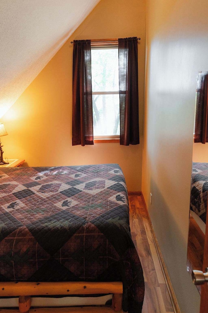 Cheerful Two Bdrm Cabin With Hot Tub & Pet Friendly