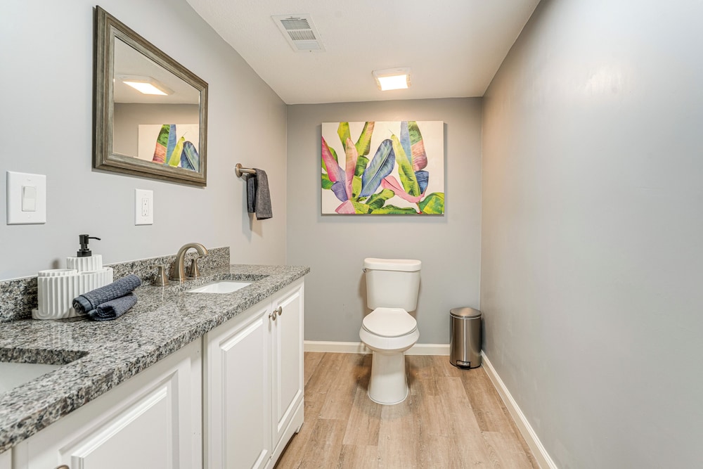 Hot Tub & Fenced Yard: Dog-friendly Gem in Denison