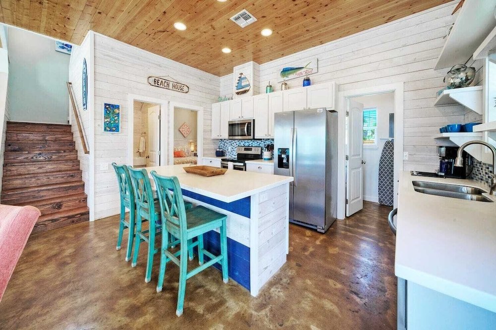 Sleeps 24, 2 Homes Pool, Backyard Tiki Bar, Fire Pit, Cornhole Walk to Beach