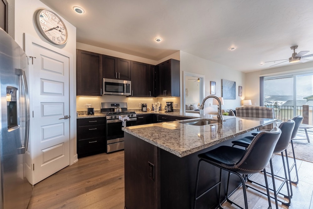 Sail Lofts #303