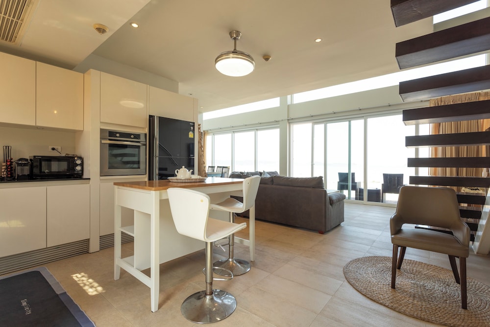 Built on the Beach 4BR 5star Resort V221