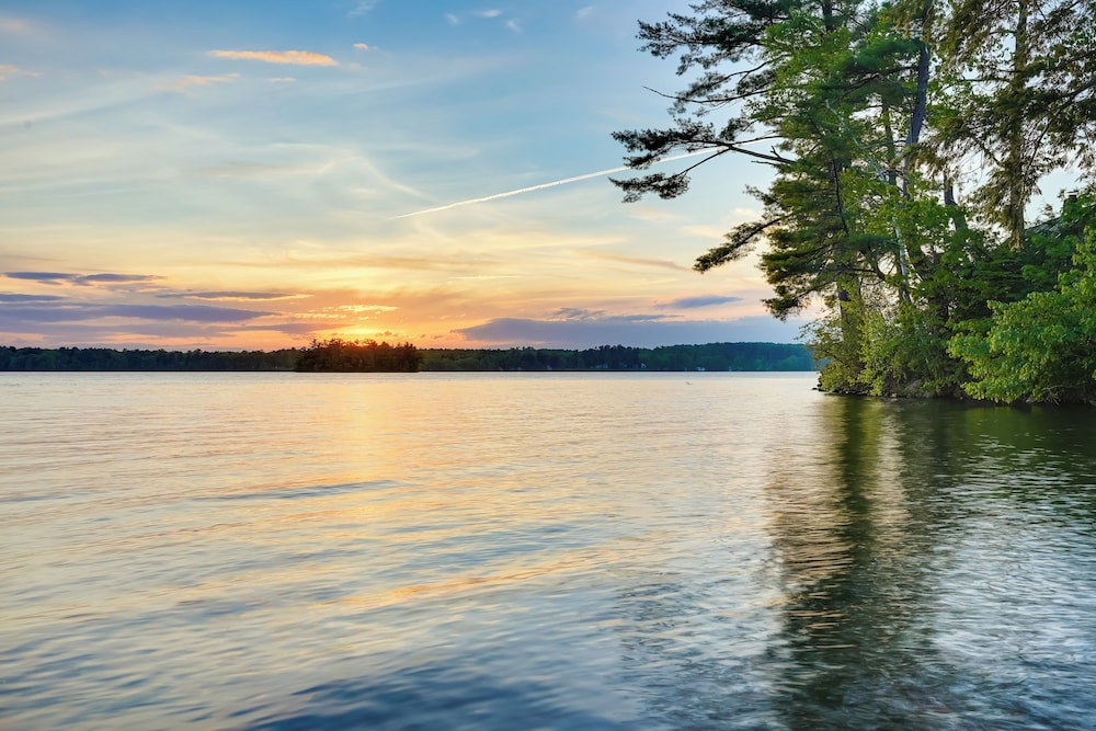 Peaceful Lakefront Maine Cabin w/ Sunset Views
