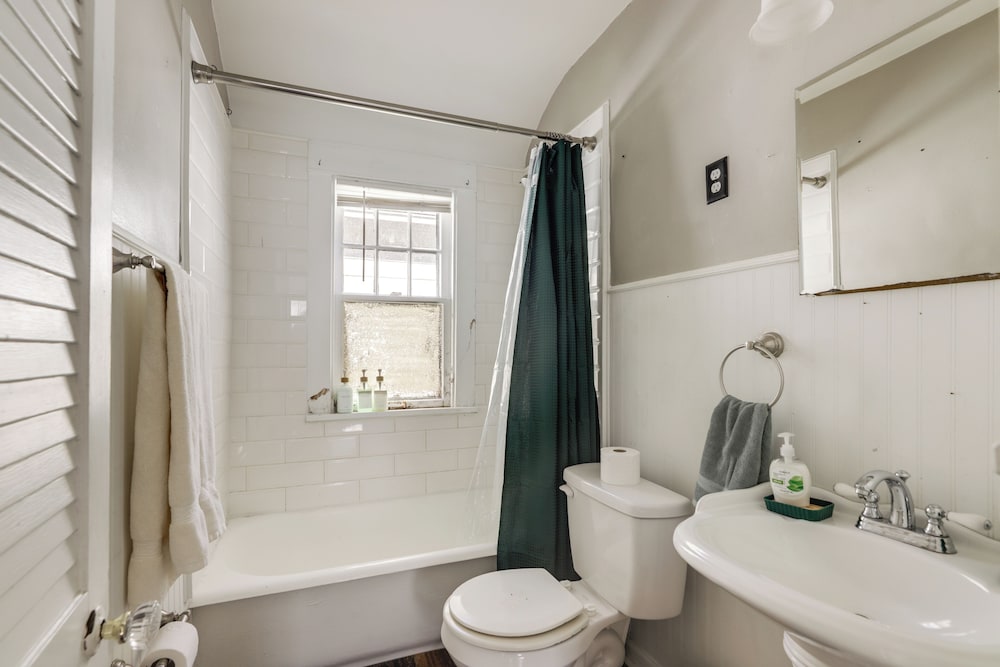Close to University & Dtwn: Home in Dayton