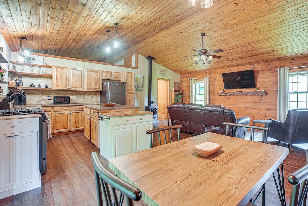 Pond & Fire Pit: Charming Log Cabin Near Blue Rock