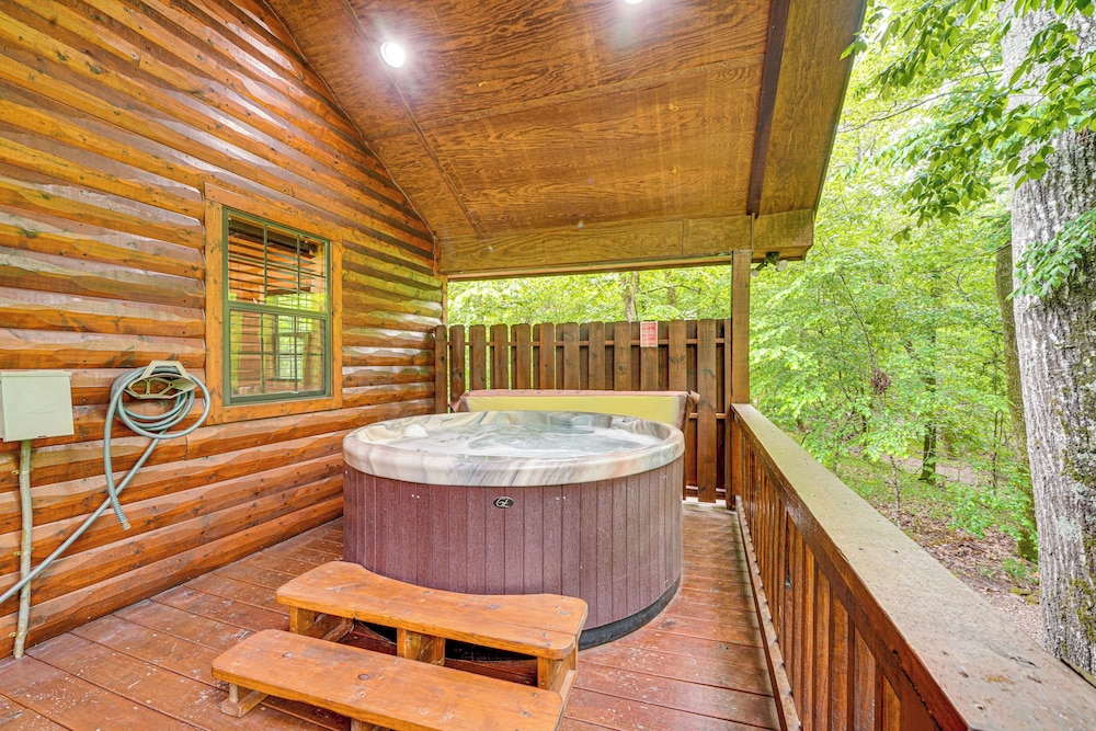 Private Hot Tub & Deck: Woodsy Broken Bow Retreat