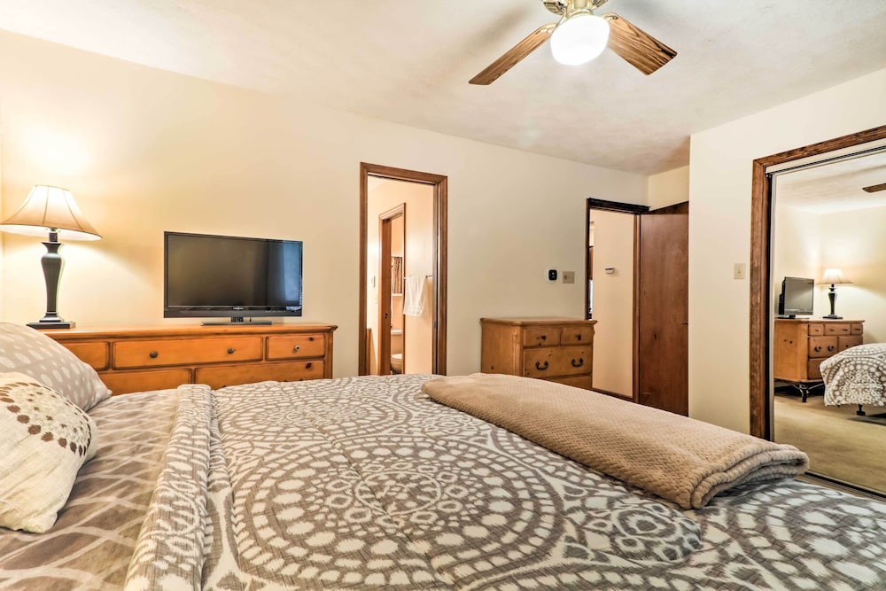 Lake Harmony Home w/ Deck - 3 Mi to Ski Slopes! view 2