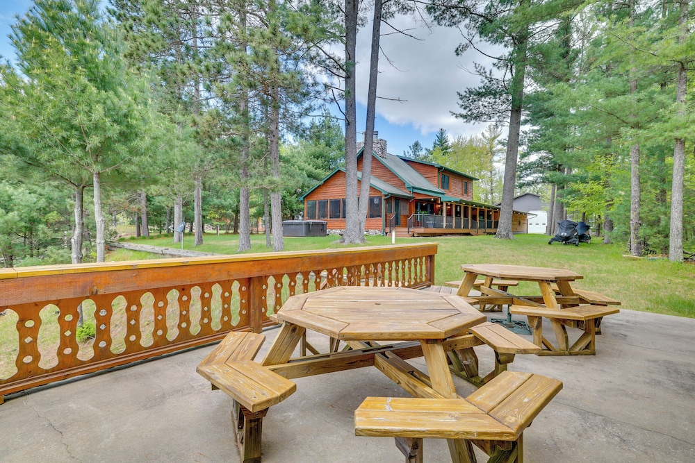 Gorgeous Lake Arbutus Getaway w/ Dock & Boat House