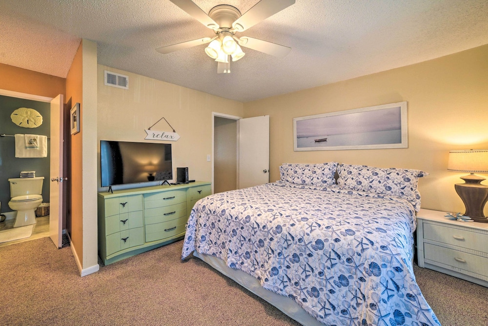 Beautiful PCB Townhome: Balcony & Resort Amenities