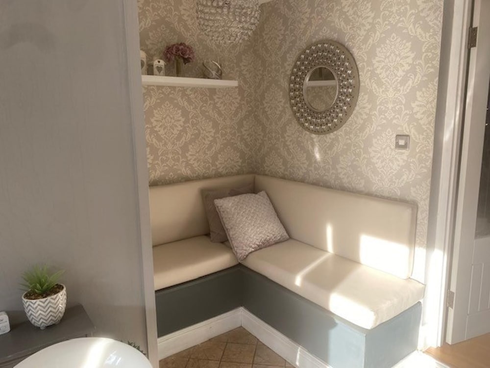 Welsh Retreat With Stunning Views, Sleeps Upto 4