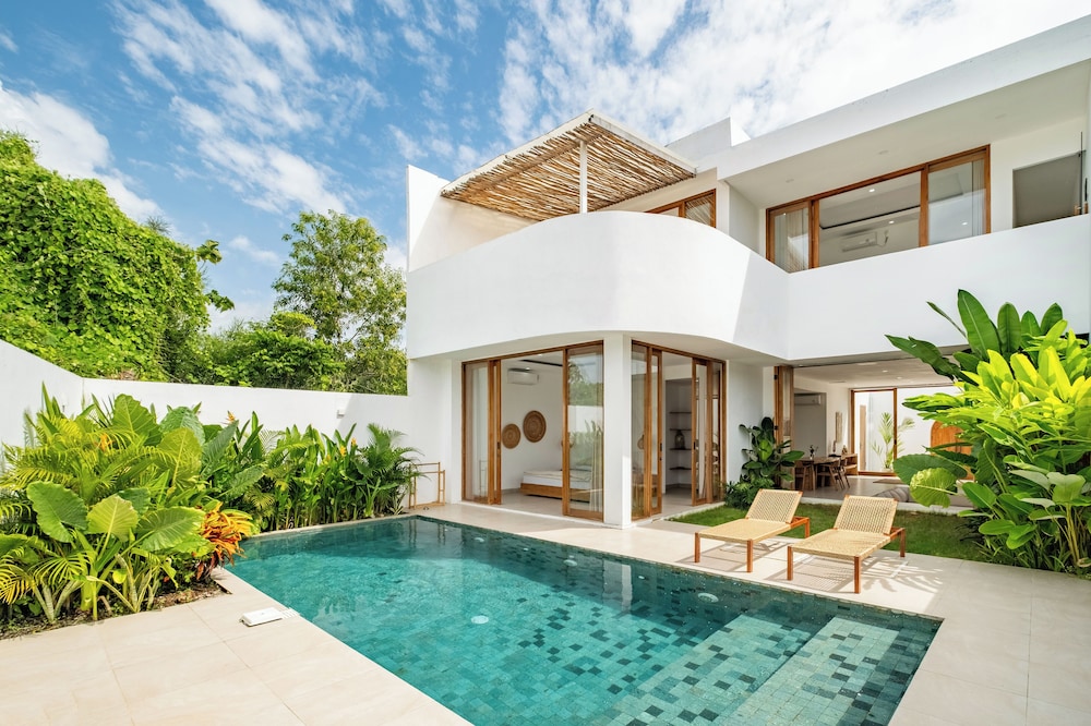 Tropical Modern Villa Amaya by OriVista