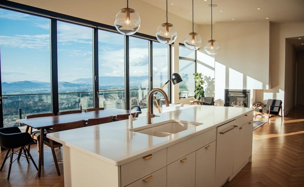 Salt w Pool Sauna Lake View Upper Mission Lux