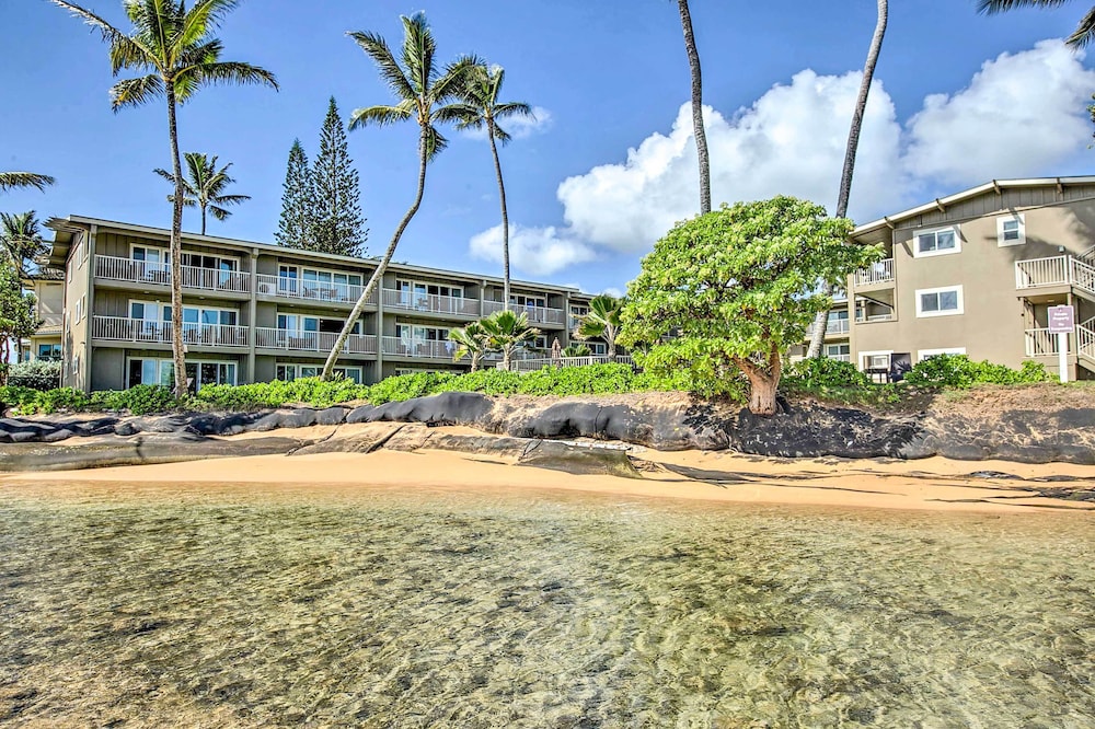 Waipouli Beachfront Condo w/ Balcony + Ocean Views view 5