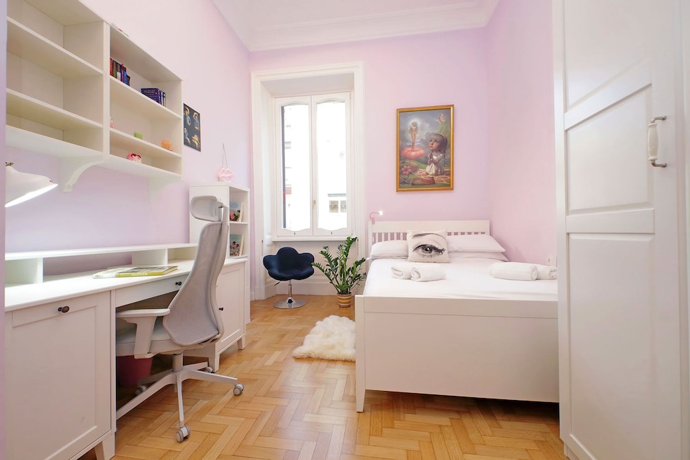 Rare Large and Elegant Rome Apartment in Prati Neighborhood Perfect for Families or Friends