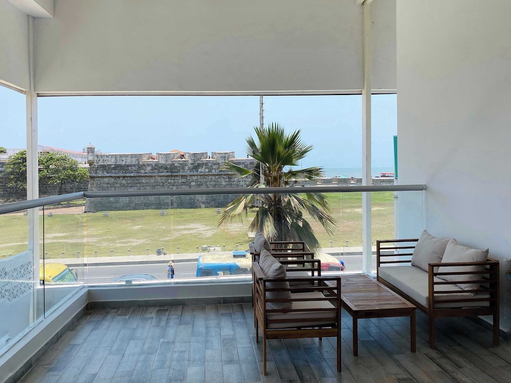 w Modern 3BR w AC Steps From Ciudad Amurallada