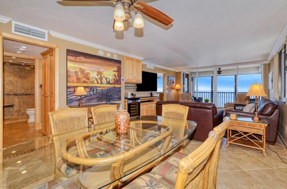 Caper Beach Club 1005