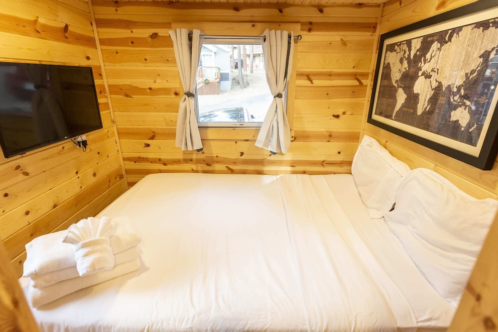 Tiny House! Hot Tub! Pikes Peak & AC view 3