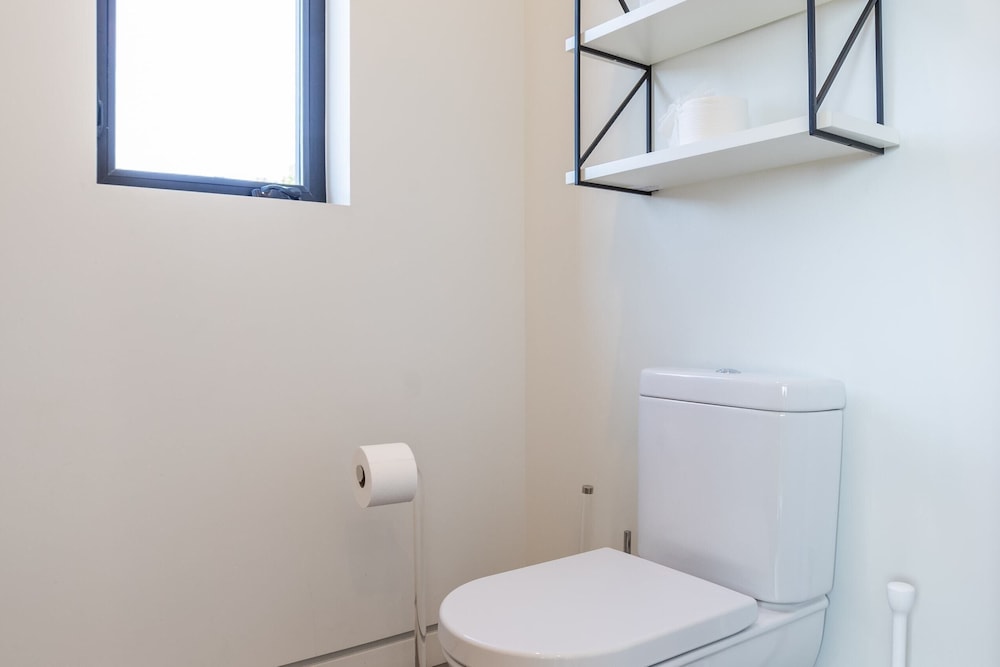 Luxe Weho Villa, Walk to Melrose Ave, Pool + Hot Tub North Vista by Avantstay