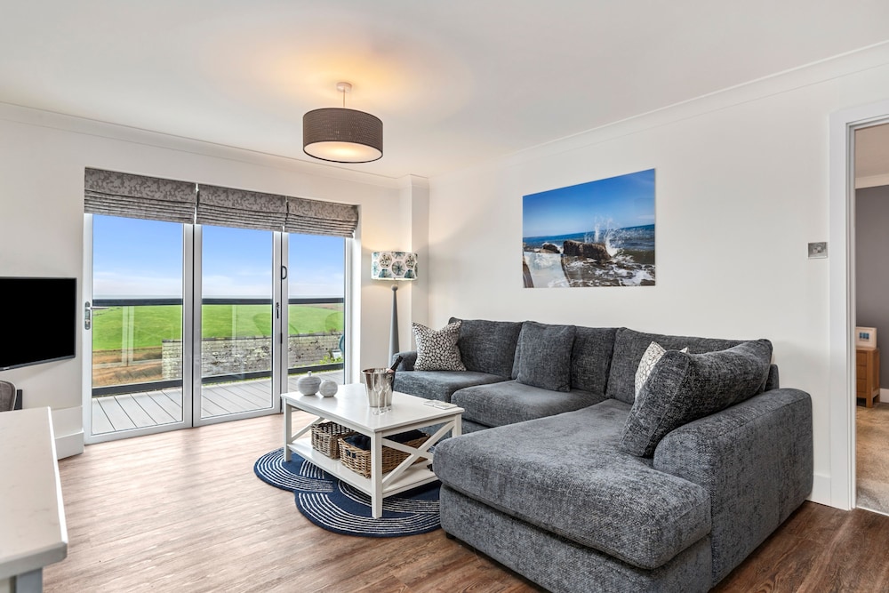 Blue Horizon - Spectacular Coastal Views