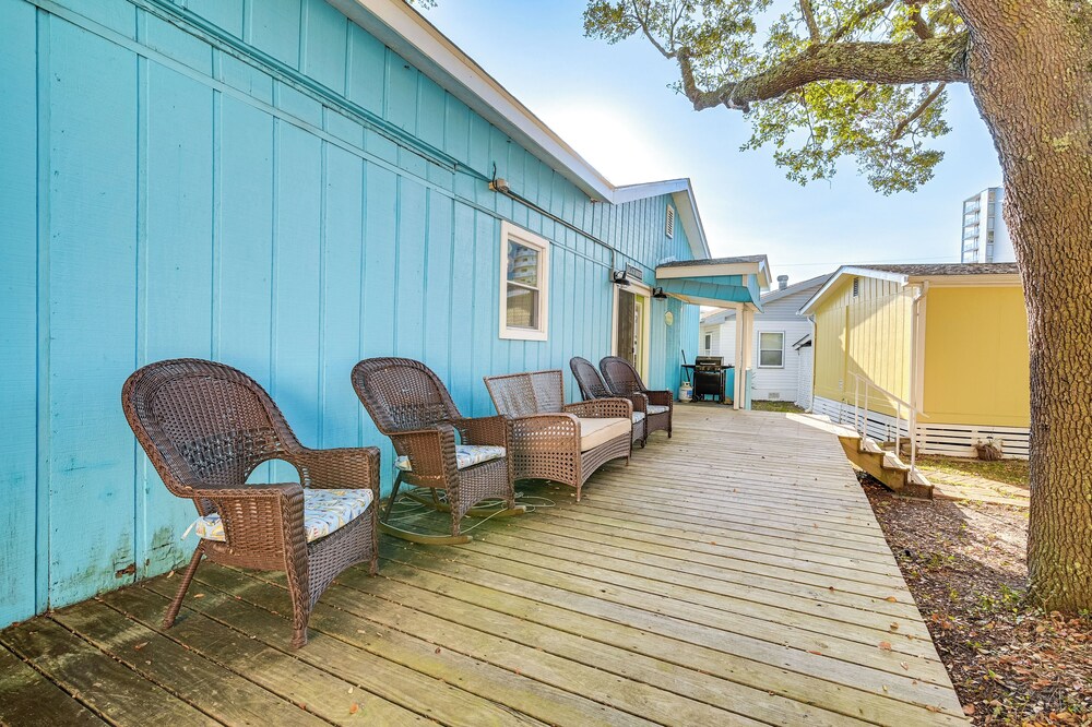 Steps to Ocean: Surfside Beach Home w/ Patio in Murrells Inlet, US