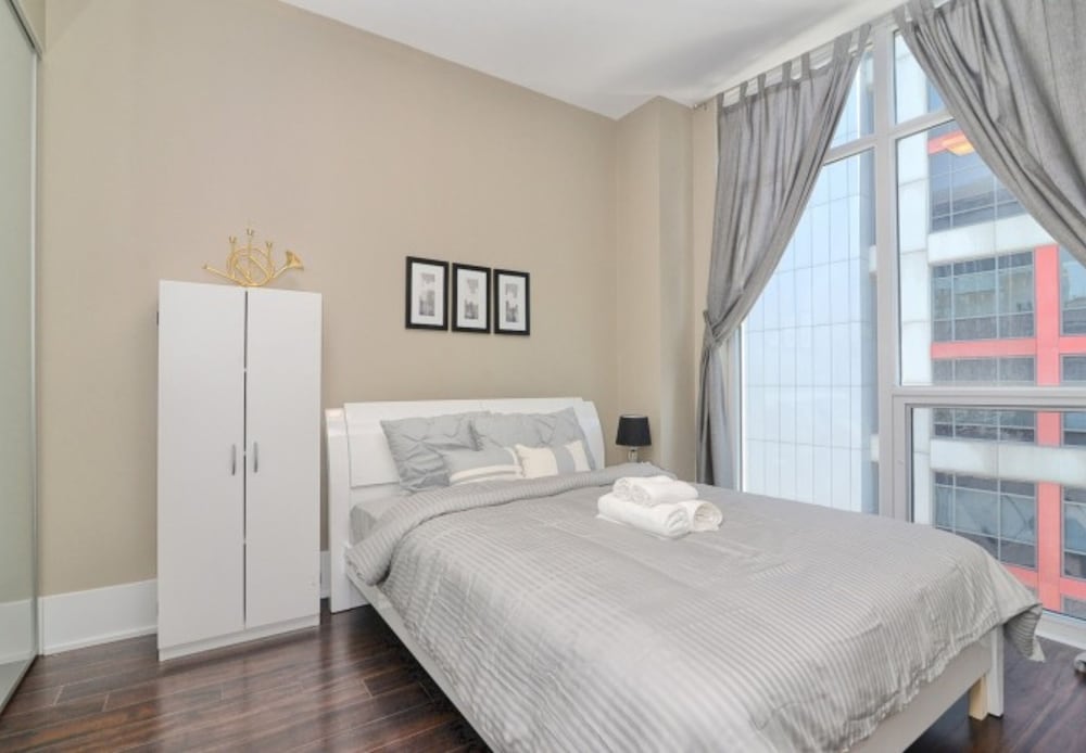 Applewood Suites - CN Tower & Convention - Image 2