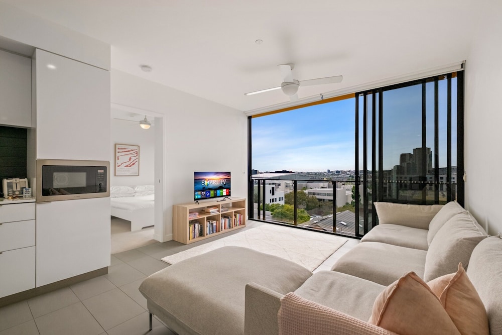 Sunny 2-bed in Valley With Premium Amenities