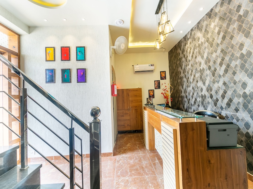 OYO 42749 Hotel Crown view 4